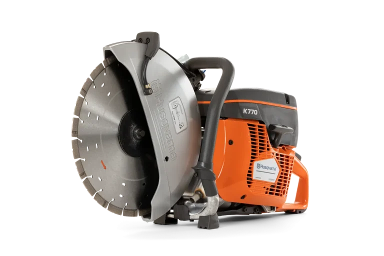 La Husqvarna K 770 14" se distingue comme une découpeuse thermique professionnelle très polyvalente, parfaite pour les chantiers, travaux publics, aménagements urbains et interventions techniques. Ses performances (puissance, profondeur de coupe), son ergonomie (poids, vibration, démarrage), et ses systèmes intelligents (SmartTension™, filtration, maintenance) sont optimisés pour offrir à la fois productivité et confort.